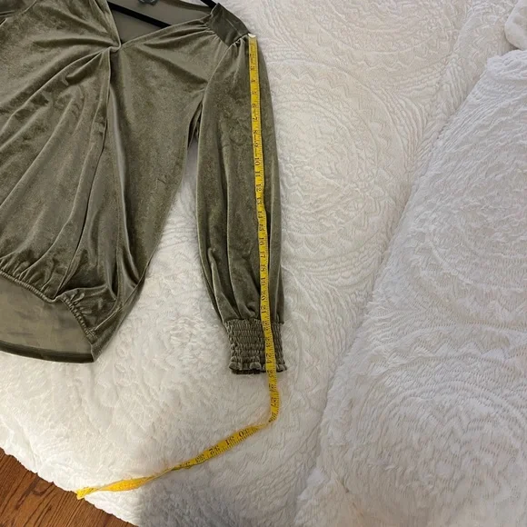 Wonderly Green Velvet Top - Picture 5 of 7